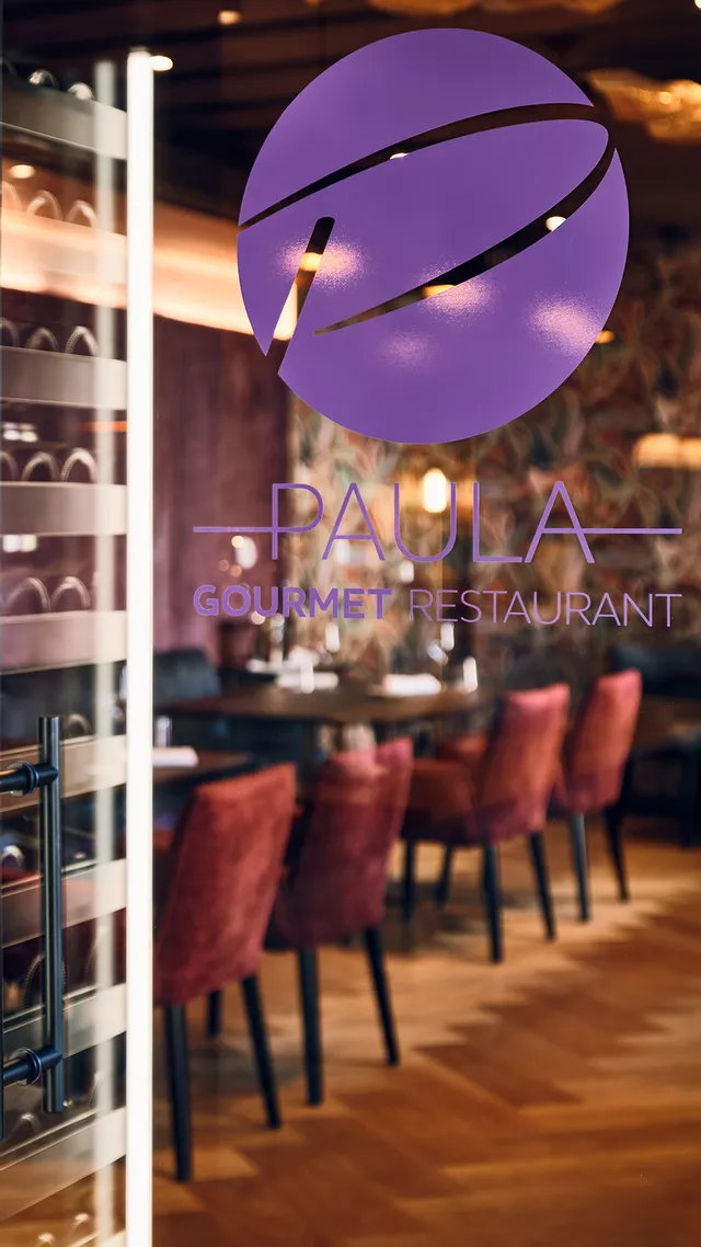 Weinkühlschrank und Essbereich im Paula Gourmet Restaurant mit eleganter Einrichtung